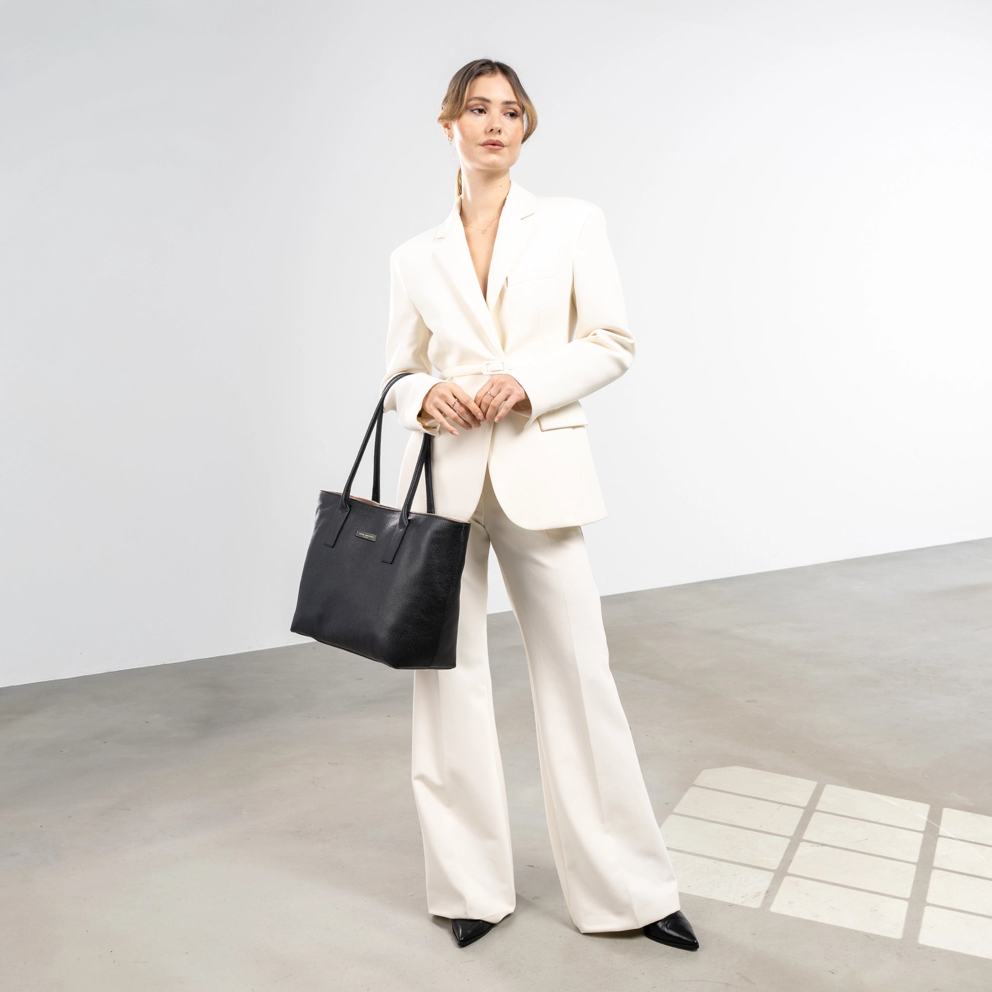 Isabel Bernard Honoré Elin Black calfskin leather shoulder bag IB25111-001