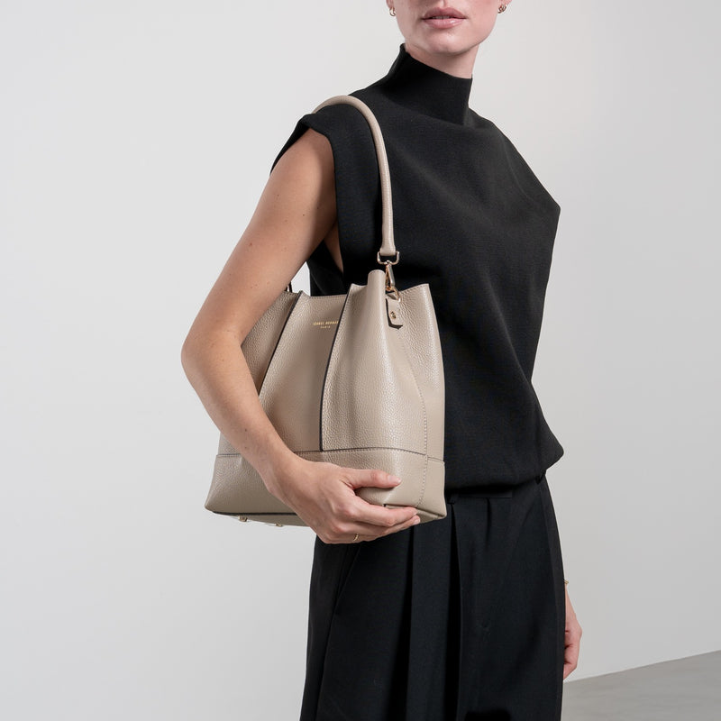 Isabel Bernard Femme Forte Sac à Bandoulière Taupe IB25074-078-zoom-