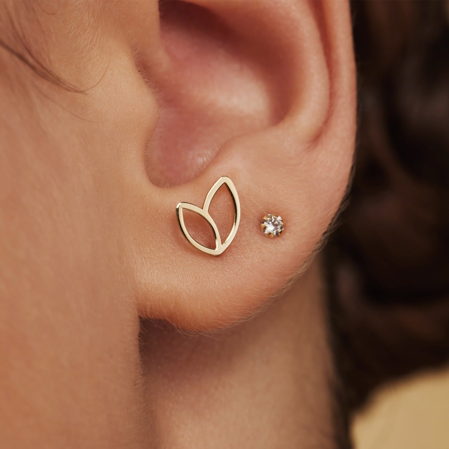 Isabel Bernard Cadeau d'Isabel 14 karat gold bracelet and ear studs gift set with freshwater pearls IB90185