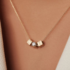 Isabel Bernard Le Carré 14 karaat gouden kubus inital ketting IB340043-A