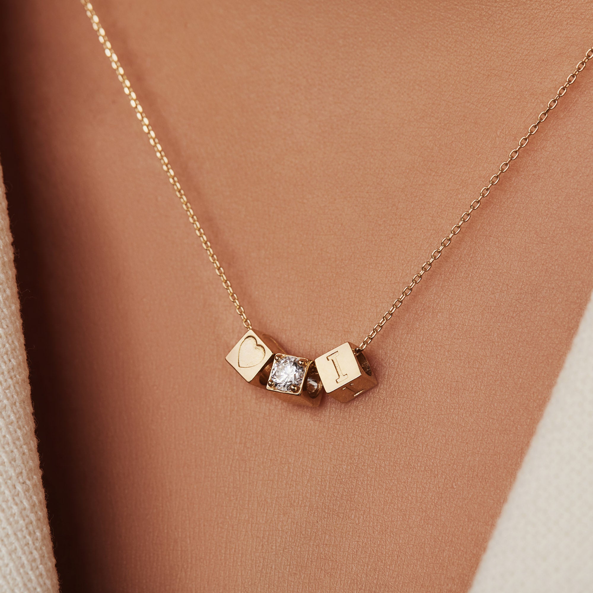 Isabel Bernard Le Carré 14 karaat gouden kubus inital ketting IB340043-A