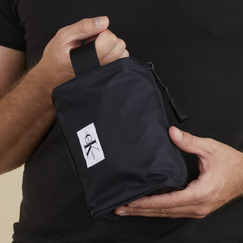 Calvin Klein Sport Essentials Hommes Trousse de Toilette Noir K50K511119BDS-zoom-