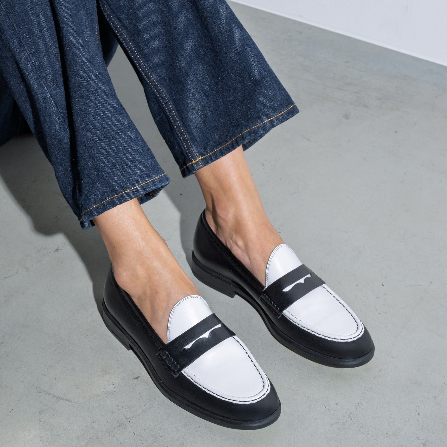 Vendôme Blandine Black and White Calfskin Leather Loafers IB51015-10176-37