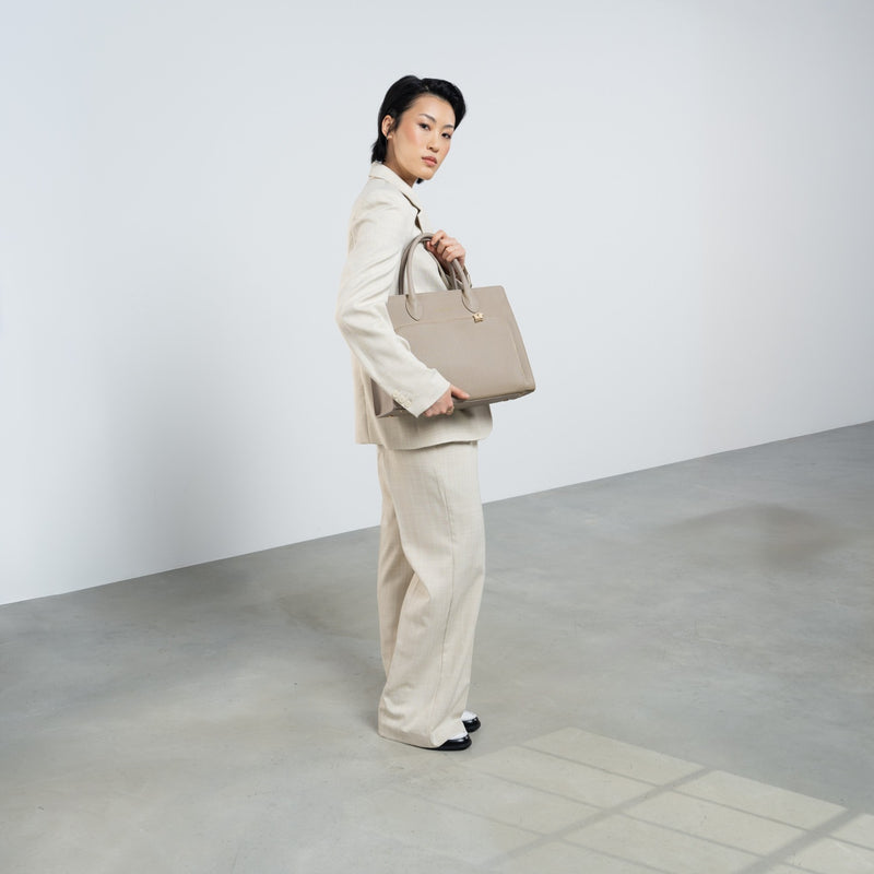 Isabel Bernard Honoré Nadine taupe sac à main en cuir de veau avec compartiment pour ordinateur portable 13 pouces IB25110-078-13-zoom-