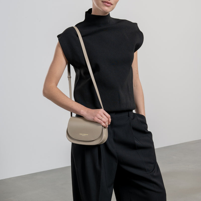 Isabel Bernard Montmartre Sac bandoulière Montmartre Manon en cuir tanné végétal taupe IB21116-zoom-