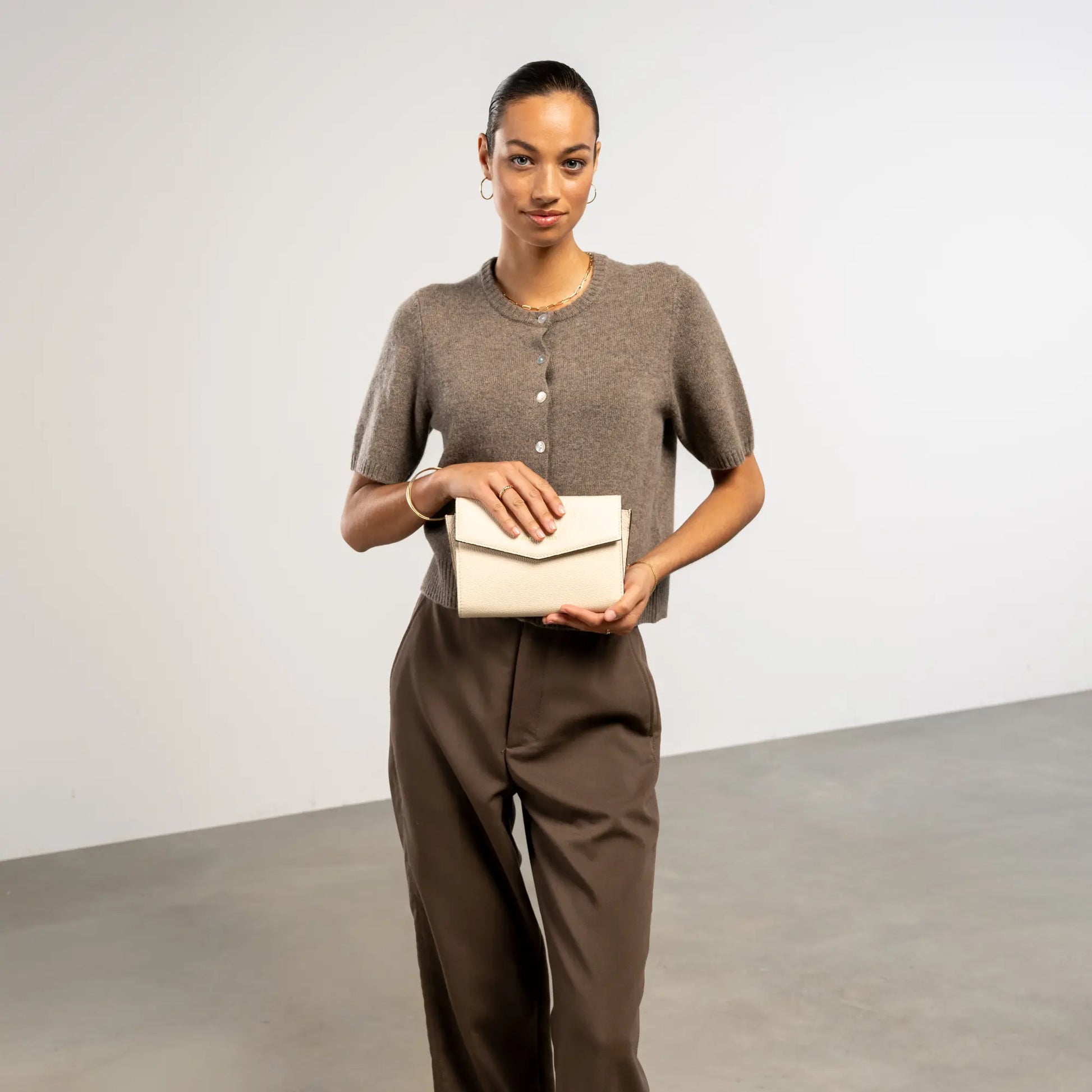 Isabel Bernard Honoré Lina Beige Clutch With Detachable Shoulder Chain IB21135-072