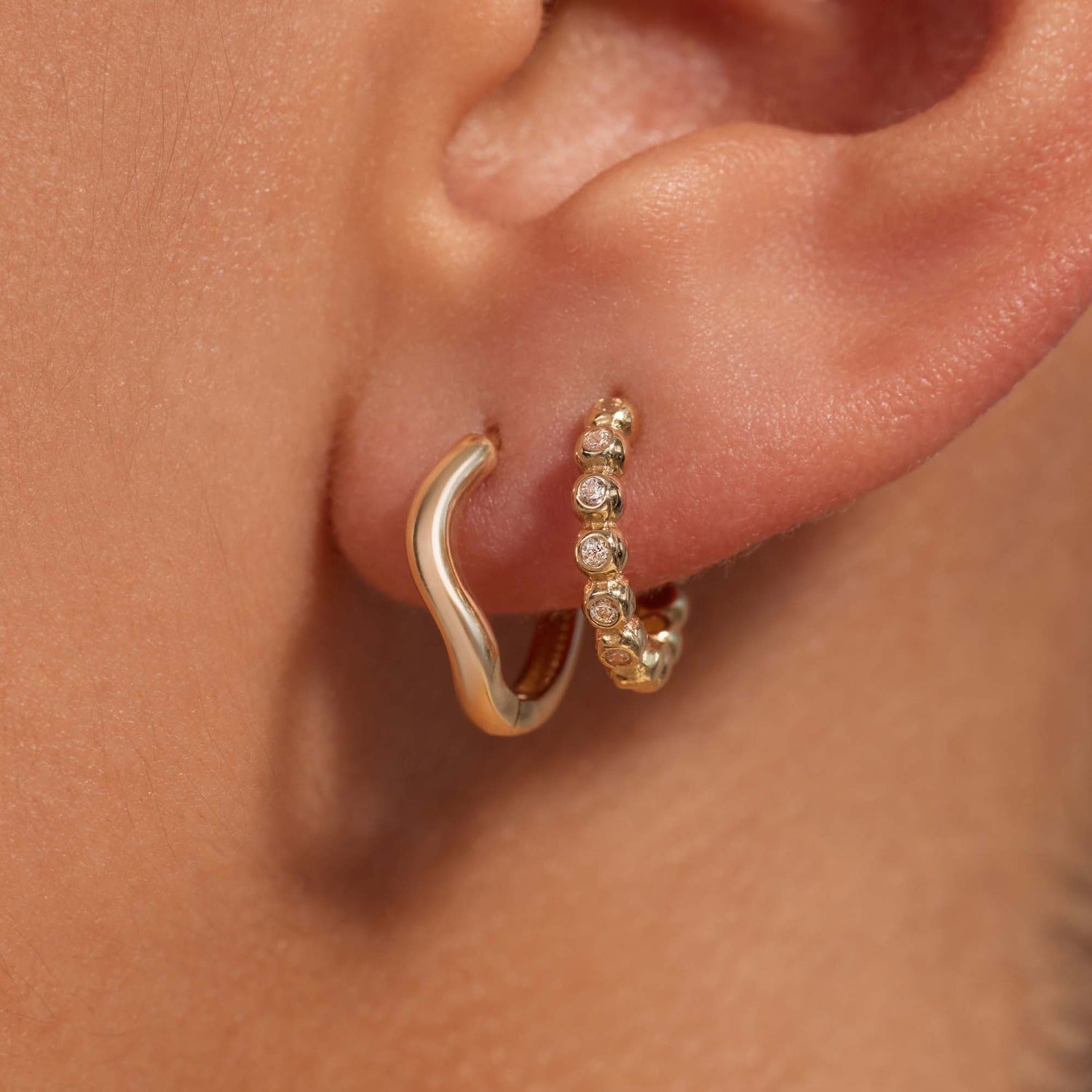 Beloro Jewels Monte Napoleone Elena 9 karat gold hoop earrings with zirconia stones (8,3 mm) BO360114